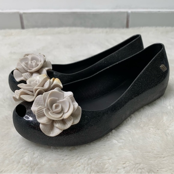 Mini Melissa Girl's Black Ultragirl Garden Floral Slip On Flat Shoes Size 8-9 - Picture 2 of 13